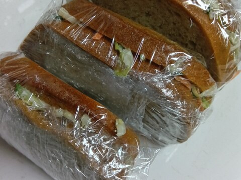 ハムとコールスローのライ麦 サンドイッチ